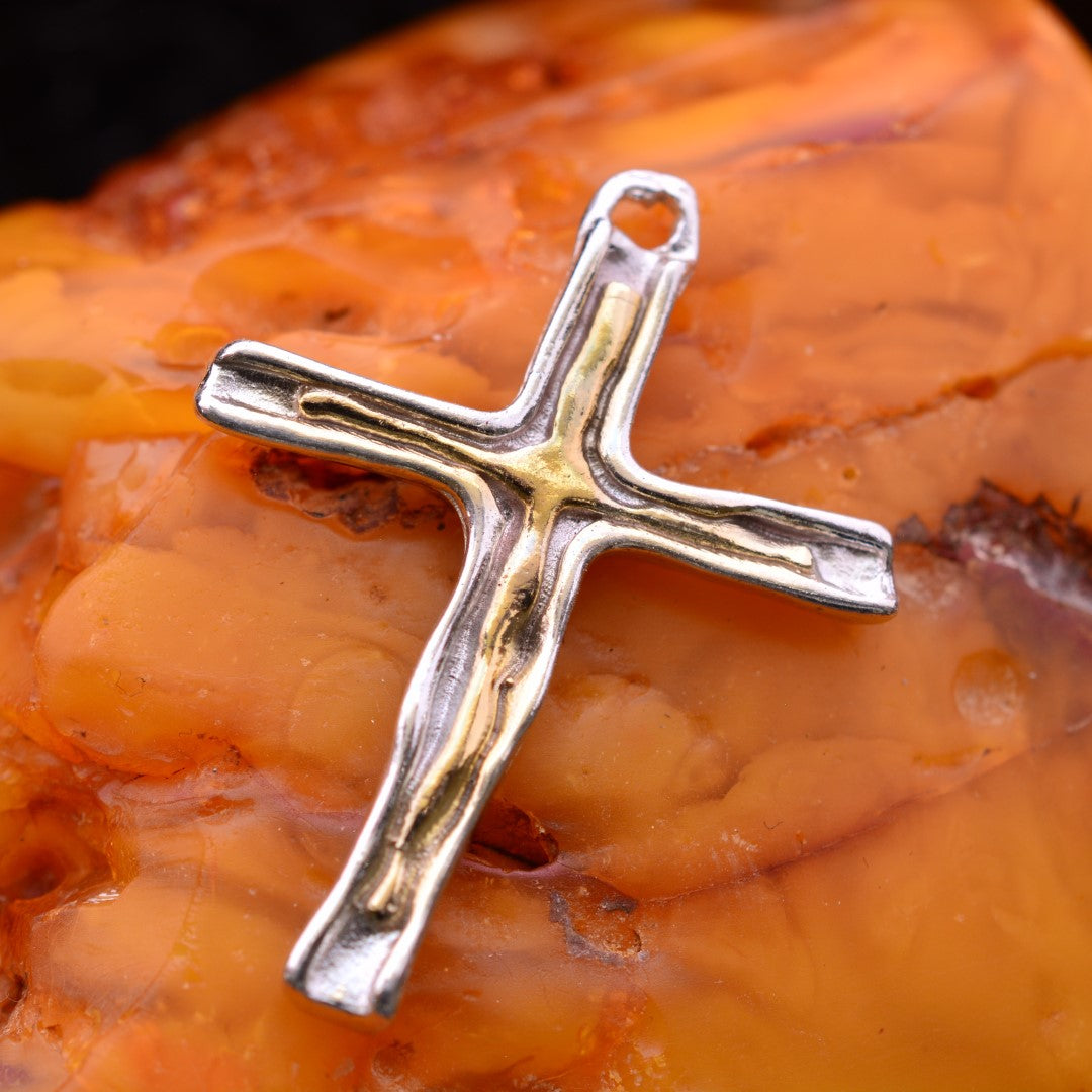 Сребърен медальон 925 „Кръст с огнена линия“ – символ на вяра и сила | Бохо – рустик – скулптурно бижу | Арт Дива