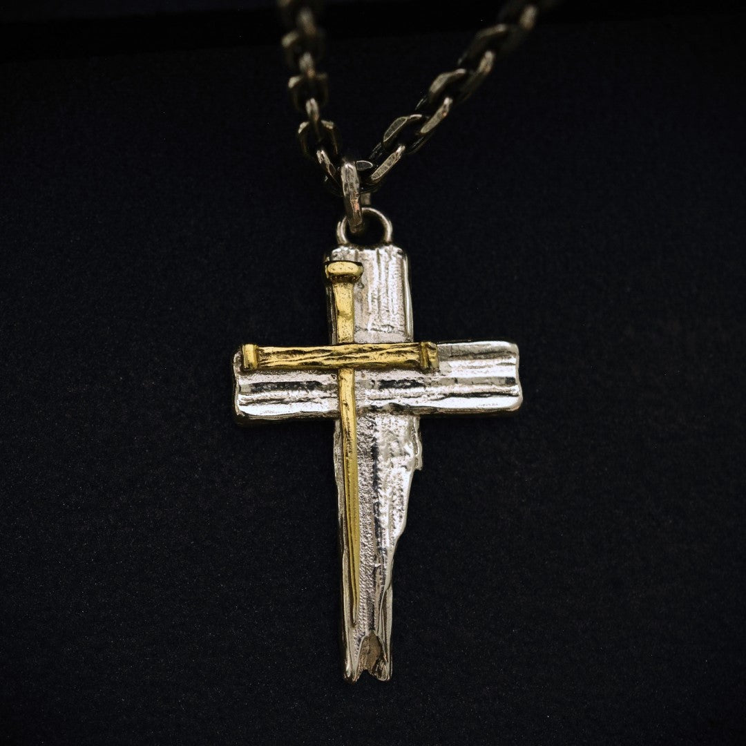 Сребърен медальон 925 кръст с гвоздей – ръчно изработено бохо-рустик бижу със златни акценти, създадено като талисман за вяра и духовна сила от ArtDiva.