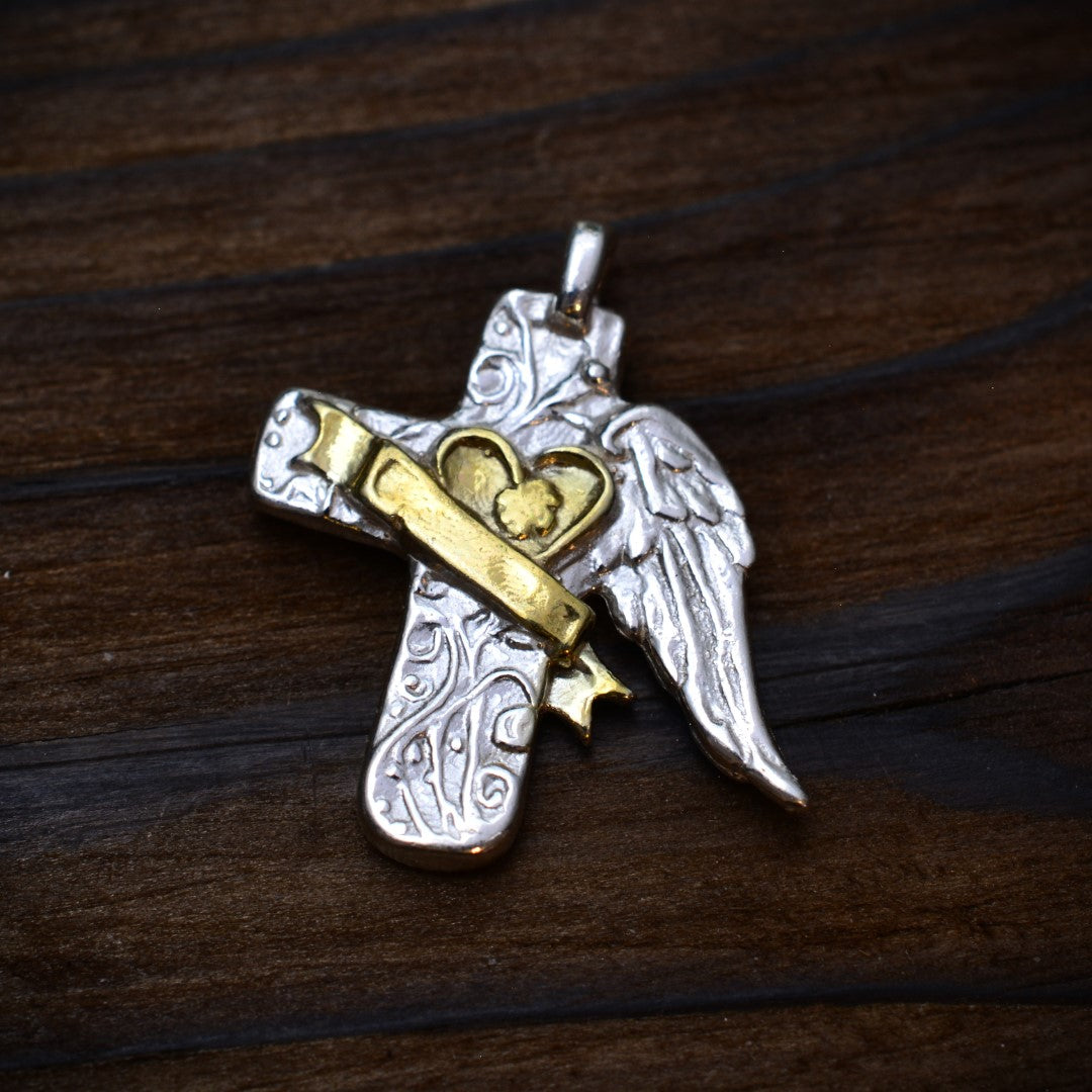 Сребърен медальон 925 „Ангелски Кръст със Сърце“ | Златни акценти | Бохо-рустик скулптурно бижу | Арт Дива