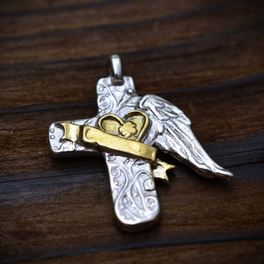 Сребърен медальон 925 кръст със сърце и ангелско крило със златни акценти, символ на обич и закрила, ръчно изработено бохо-рустик скулптурно бижу от Арт Дива.
