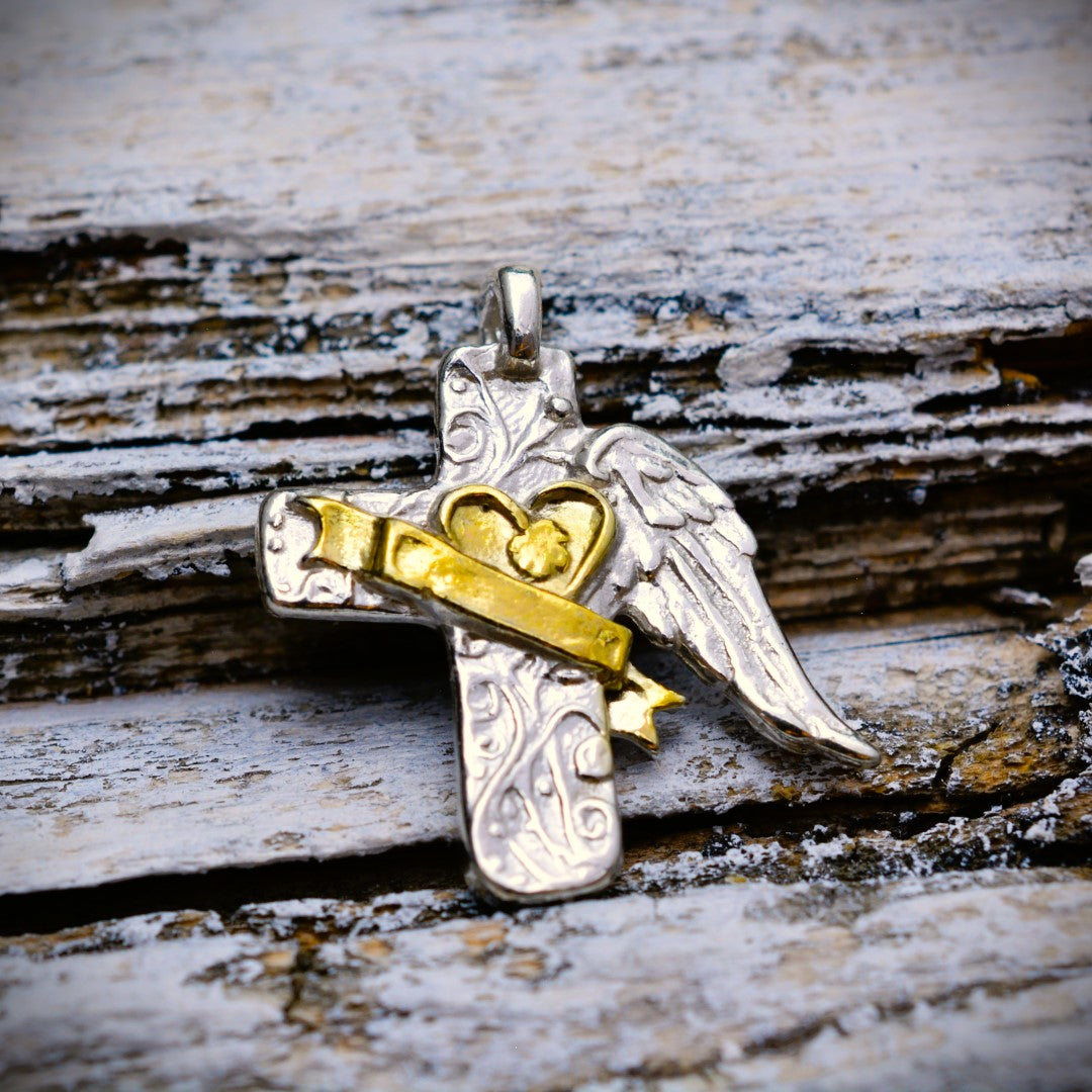 Сребърен медальон 925 „Ангелски Кръст със Сърце“ | Златни акценти | Бохо-рустик скулптурно бижу | Арт Дива