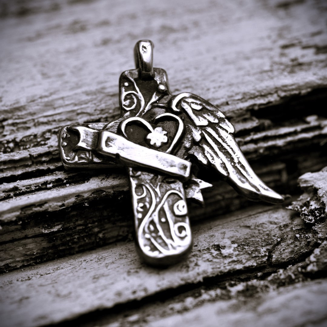Оксидиран сребърен медальон 925 кръст със сърце и ангелско крило, релефно бохо-рустик скулптурно бижу, ръчно изработено от Арт Дива.