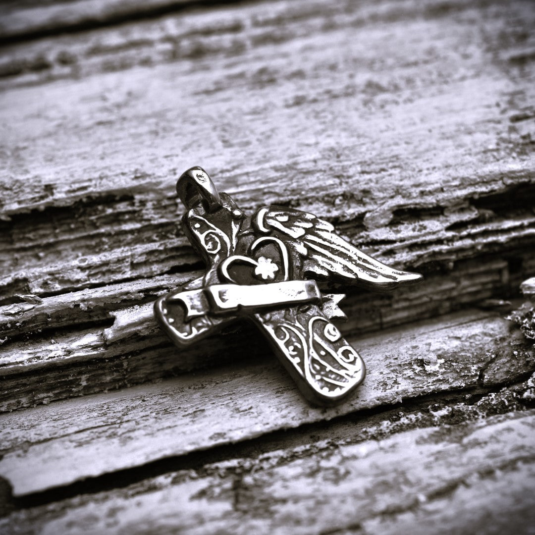 Сребърен медальон 925 „Ангелски Кръст със Сърце“ | Оксидирано покритие | Бохо–рустик скулптурно бижу | Арт Дива