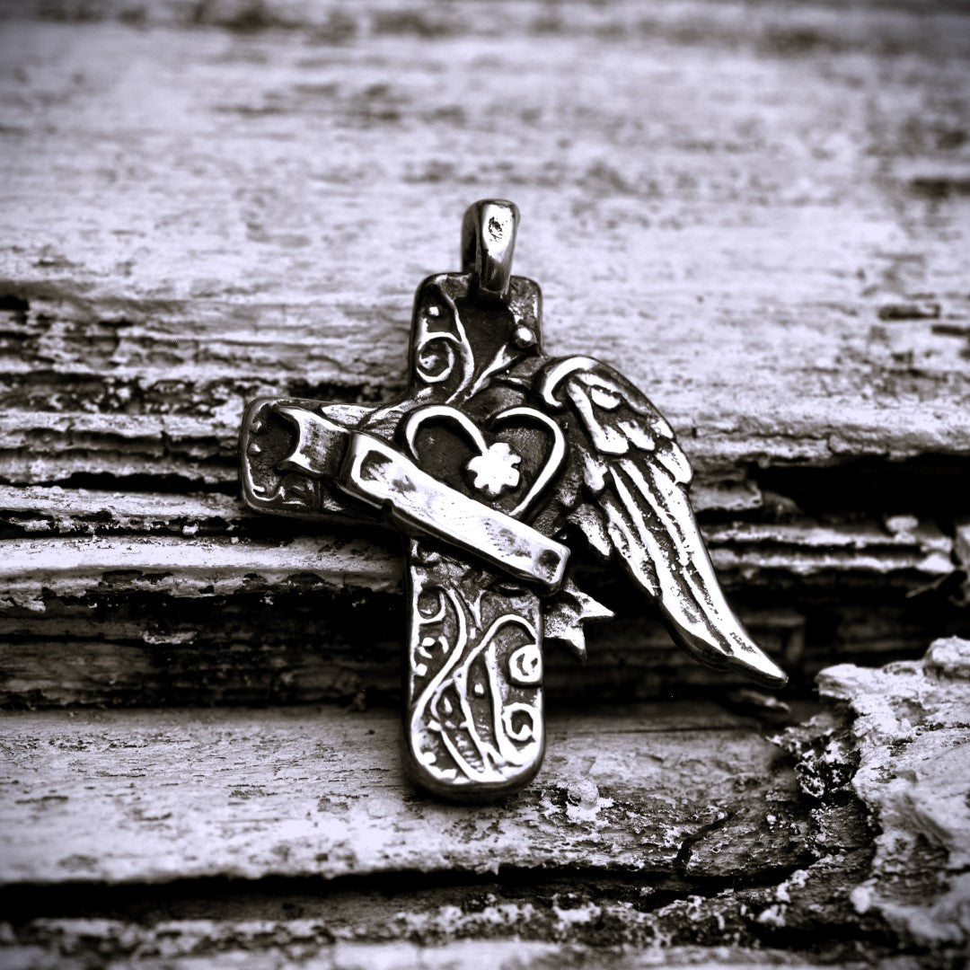Сребърен медальон 925 „Ангелски Кръст със Сърце“ | Оксидирано покритие | Бохо–рустик скулптурно бижу | Арт Дива