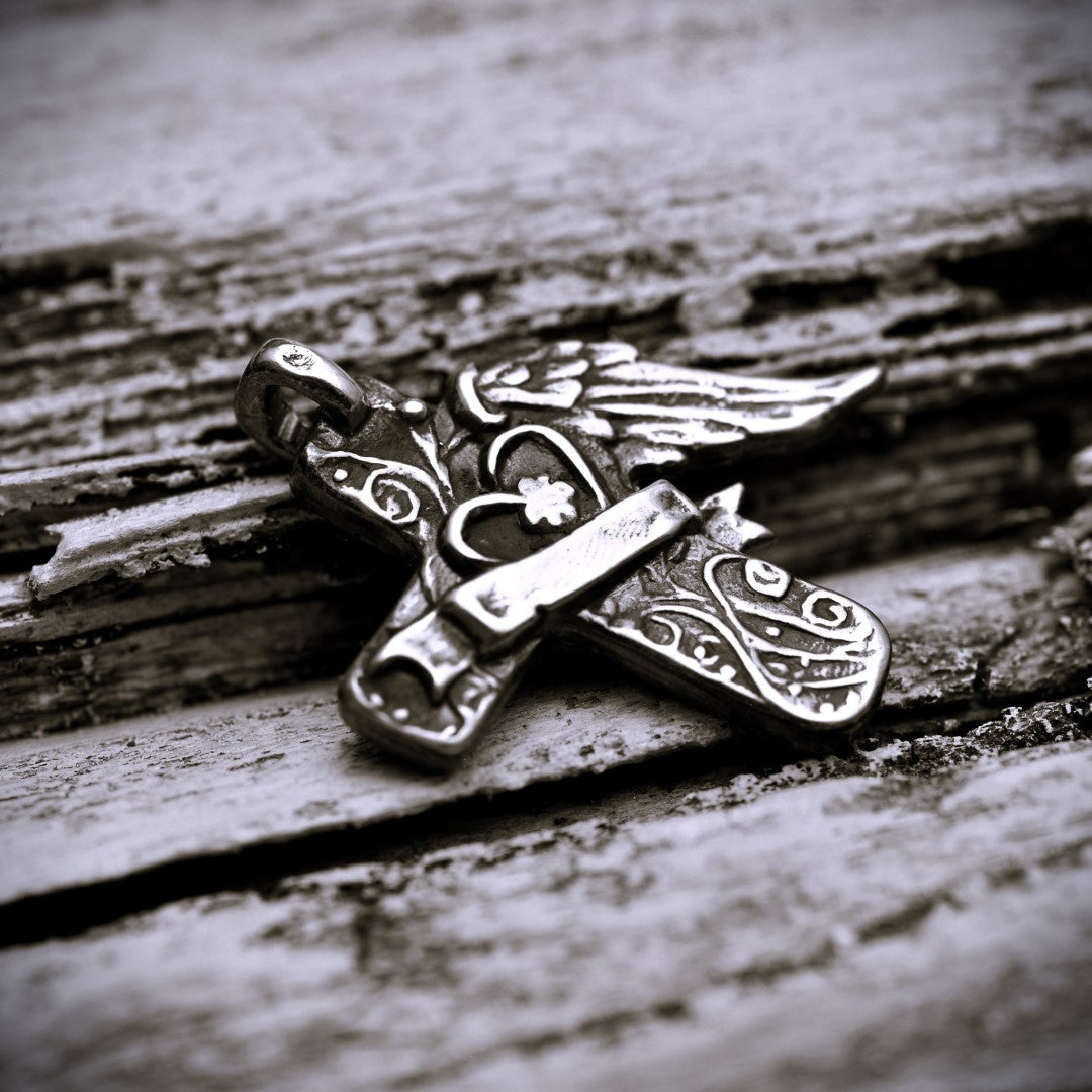 Сребърен медальон 925 „Ангелски Кръст със Сърце“ | Оксидирано покритие | Бохо–рустик скулптурно бижу | Арт Дива