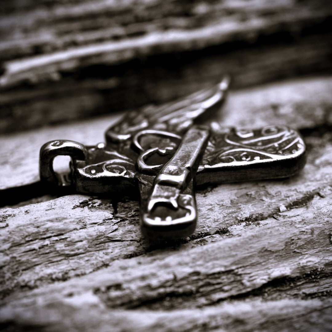 Сребърен медальон 925 „Ангелски Кръст със Сърце“ | Оксидирано покритие | Бохо–рустик скулптурно бижу | Арт Дива