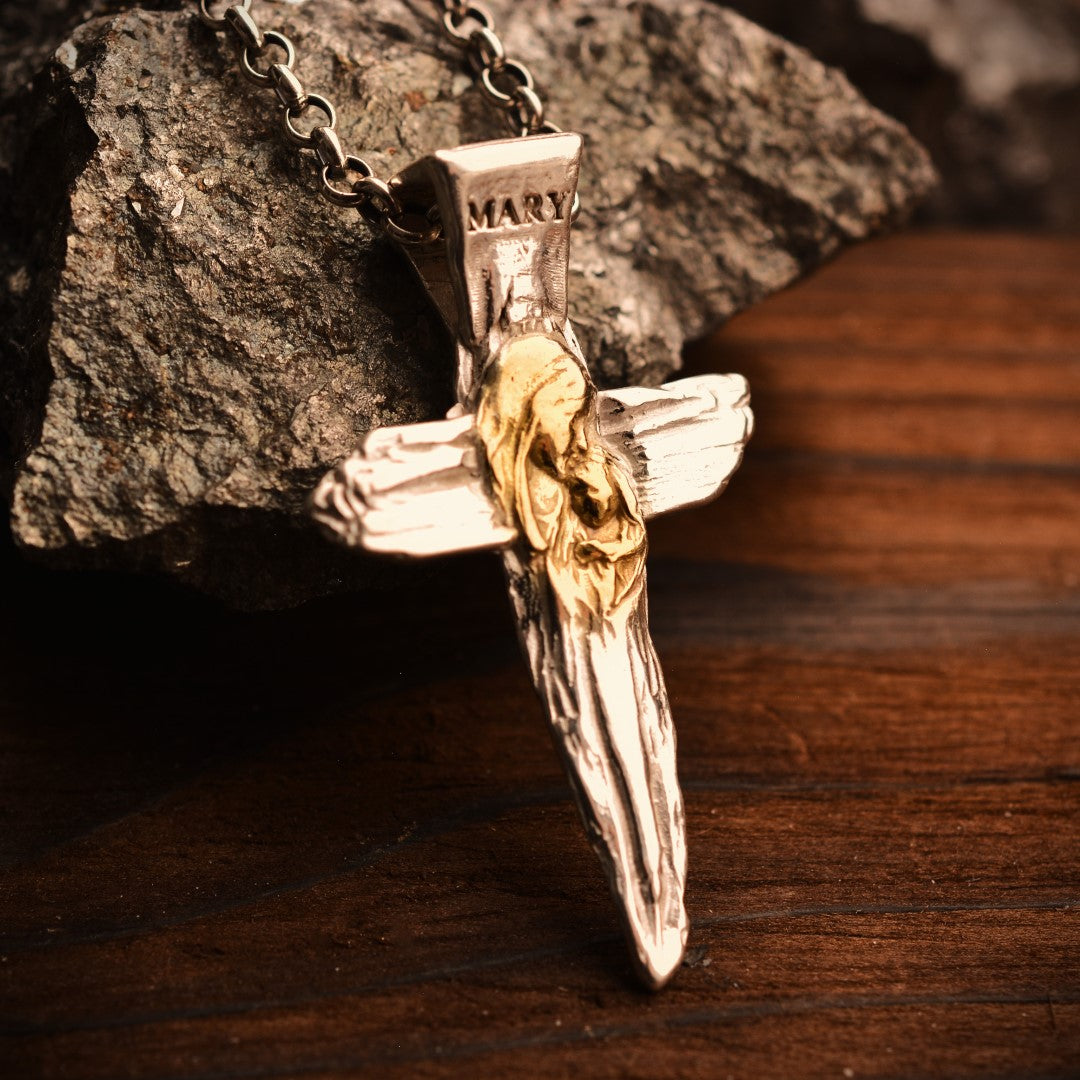 Сребърен медальон 925 „Кръст с Дева Мария и Младенеца“ – талисман на вярата, майчината закрила и духовната сила | Ръчно полирано със златни акценти | Бохо – рустик – скулптурно бижу | Арт Дива