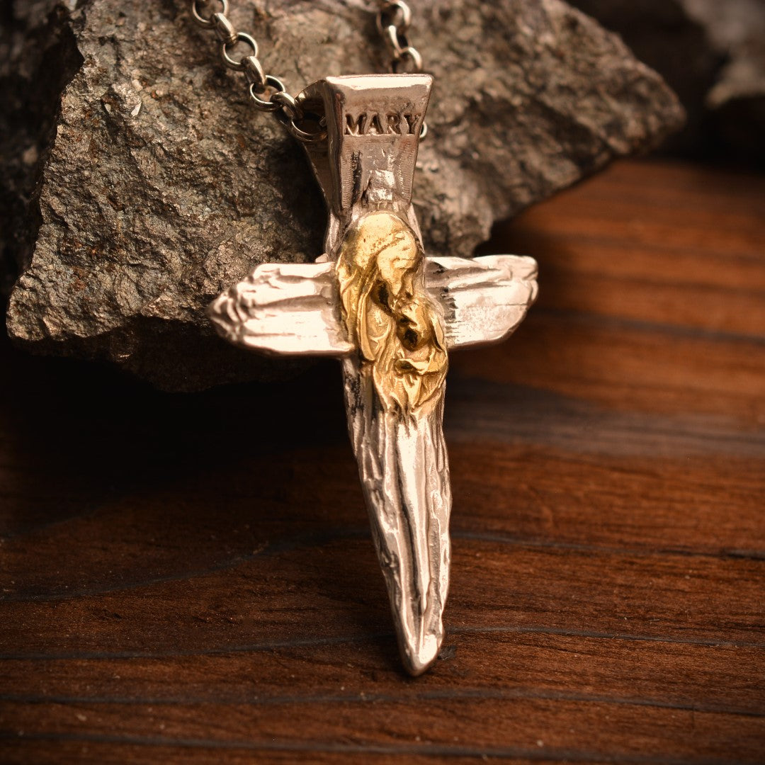 Сребърен медальон 925 „Кръст с Дева Мария и Младенеца“ – талисман на вярата, майчината закрила и духовната сила | Ръчно полирано със златни акценти | Бохо – рустик – скулптурно бижу | Арт Дива