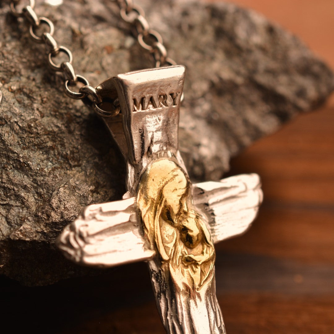Сребърен медальон 925 „Кръст с Дева Мария и Младенеца“ – талисман на вярата, майчината закрила и духовната сила | Ръчно полирано със златни акценти | Бохо – рустик – скулптурно бижу | Арт Дива