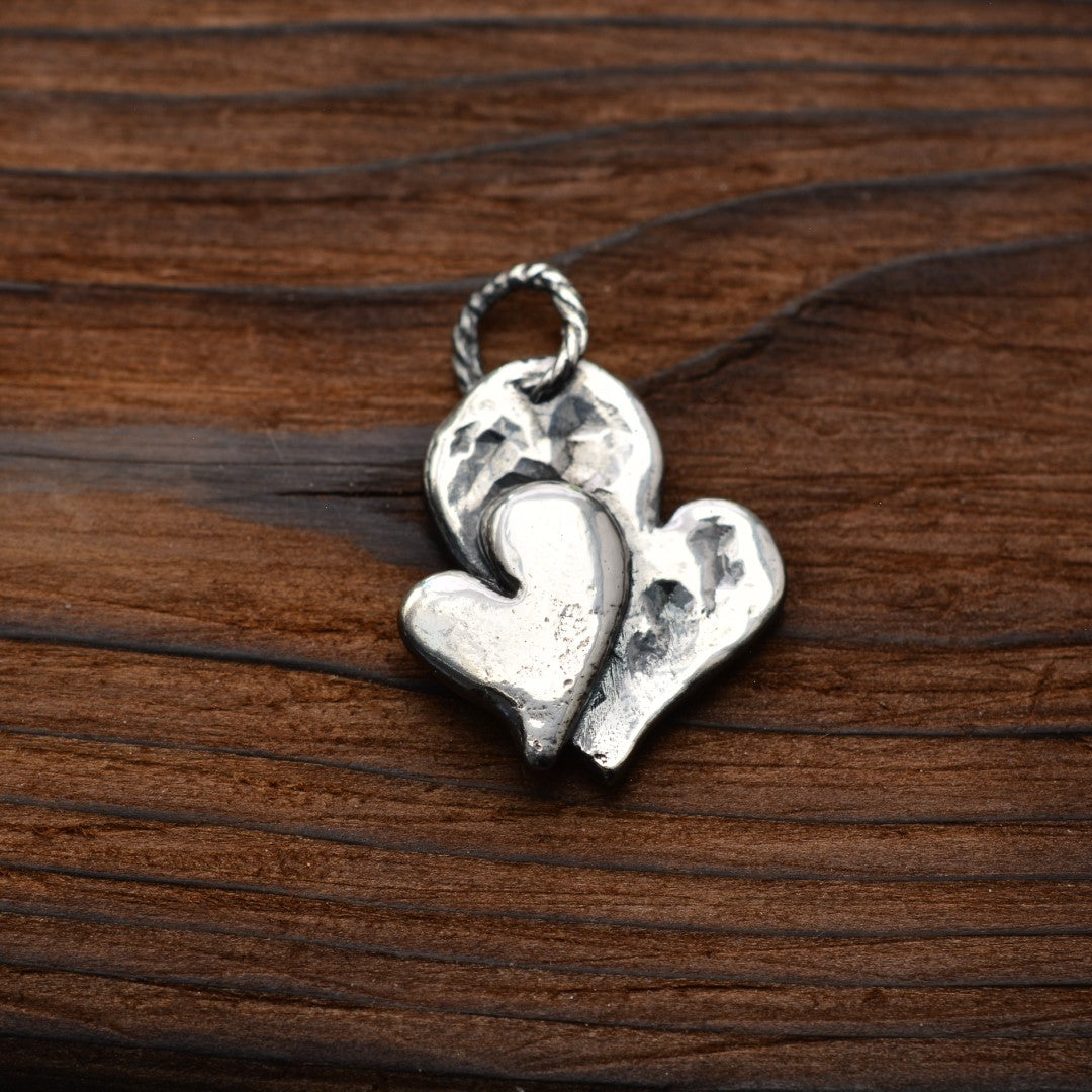 Сребърен медальон 925 „Двойно сърце“ | Бохо–рустик скулптурно бижу | Арт Дива