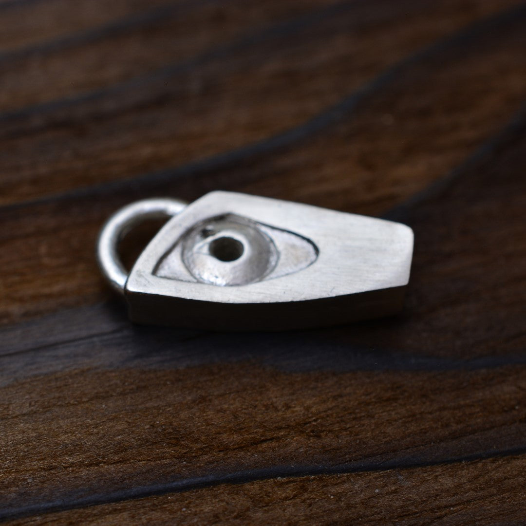 Сребърен медальон 925 „Око на закрилата“ | Талисман за защита и интуиция | Бохо – рустик – скулптурно бижу от Арт Дива