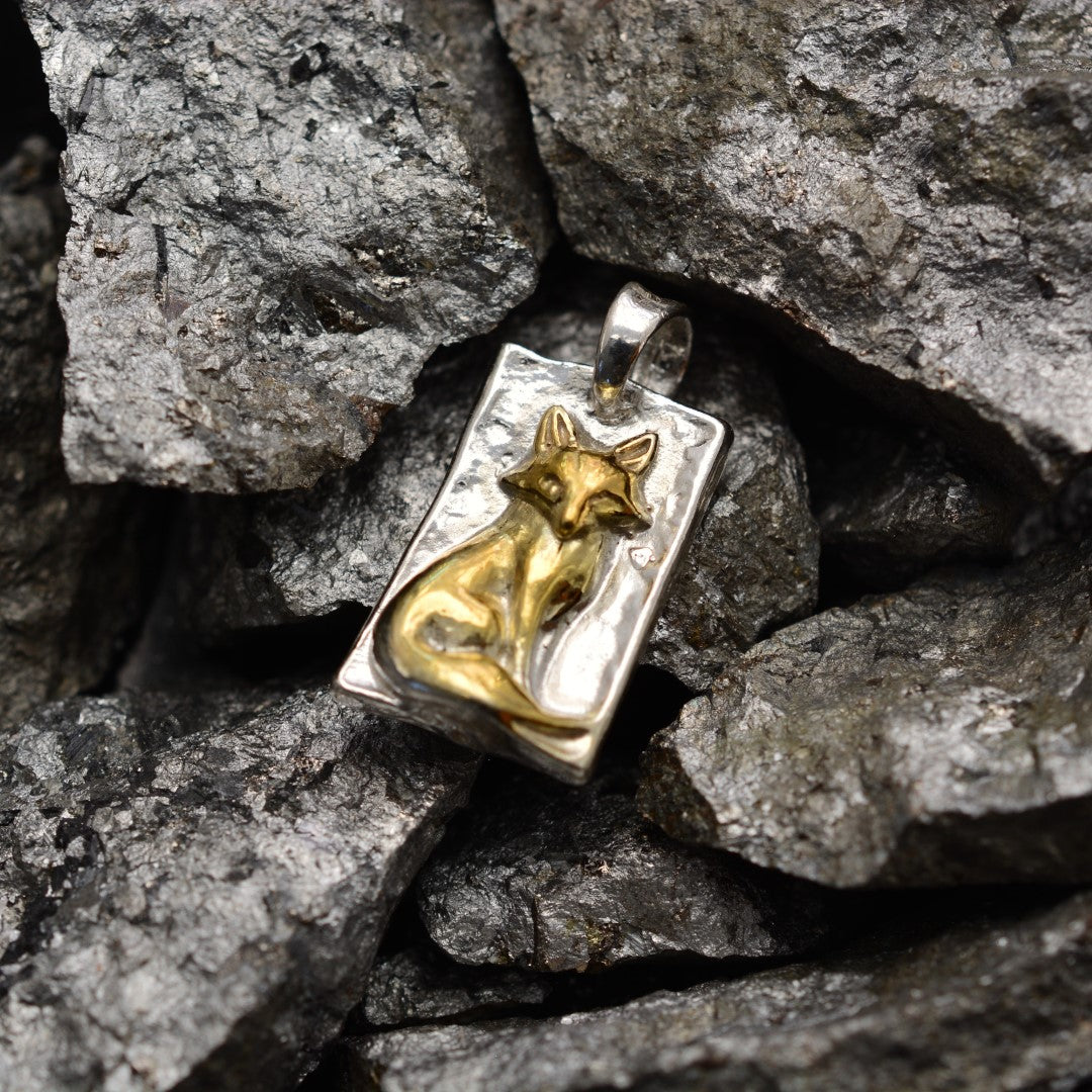 Сребърен медальон 925 „Лисица“ – символ на интуиция и грация | Ръчно изработено скулптурно бижу със златни акценти | Арт Дива
