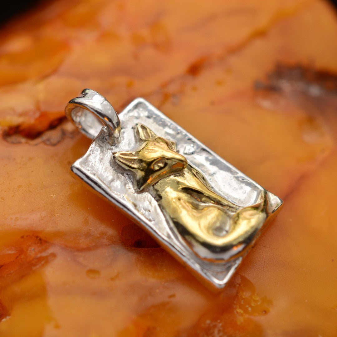 Сребърен медальон 925 „Лисица“ – символ на интуиция и грация | Ръчно изработено скулптурно бижу със златни акценти | Арт Дива