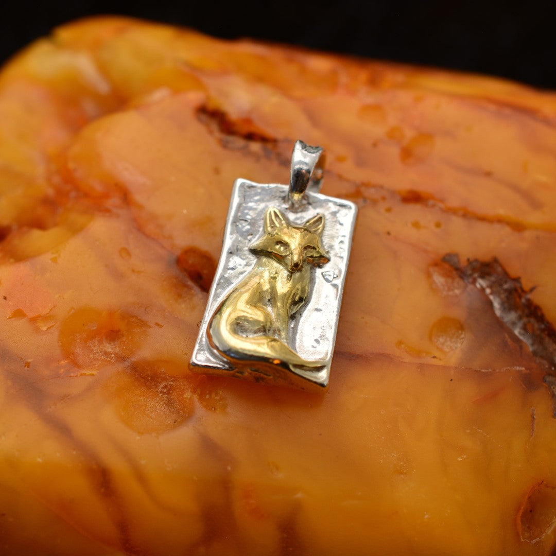 Сребърен медальон 925 „Лисица“ – символ на интуиция и грация | Ръчно изработено скулптурно бижу със златни акценти | Арт Дива