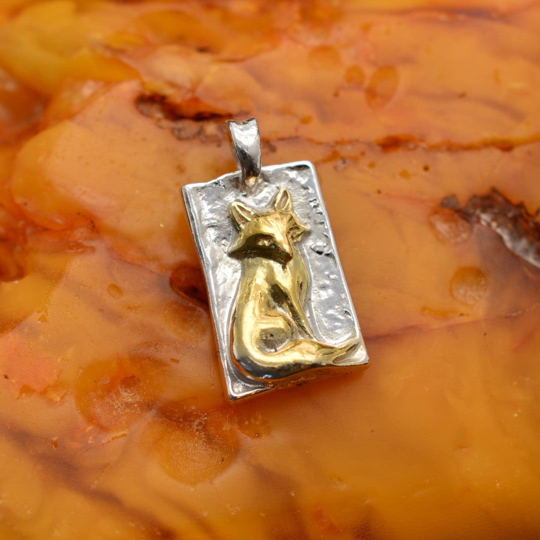 Сребърен медальон 925 „Лисица“ – символ на интуиция и грация | Ръчно изработено скулптурно бижу със златни акценти | Арт Дива