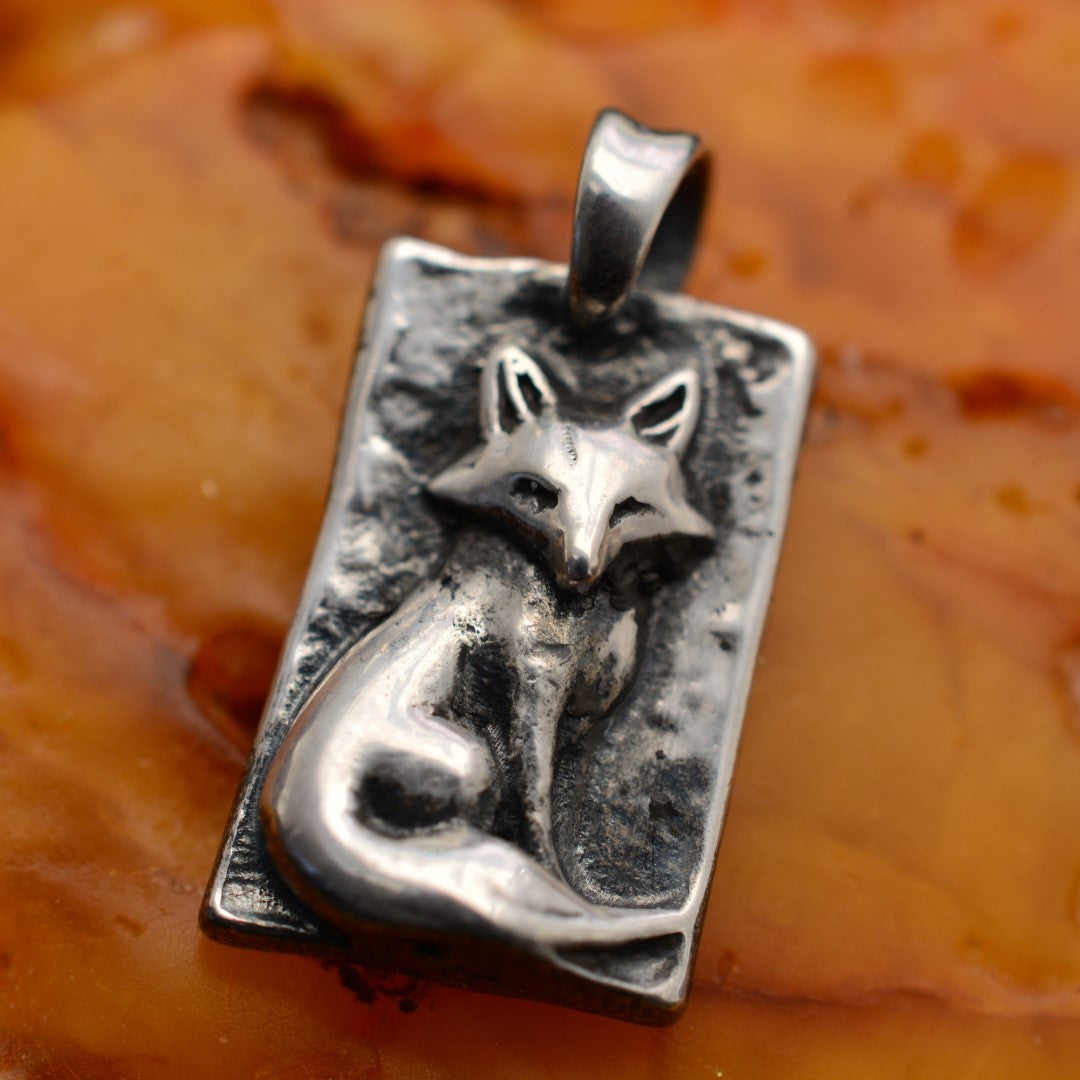 Сребърен медальон 925 „Лисиче“ | Ръчно изработено скулптурно бижу | Бохо – Рустик – Арт Дива (оксидирано покритие)