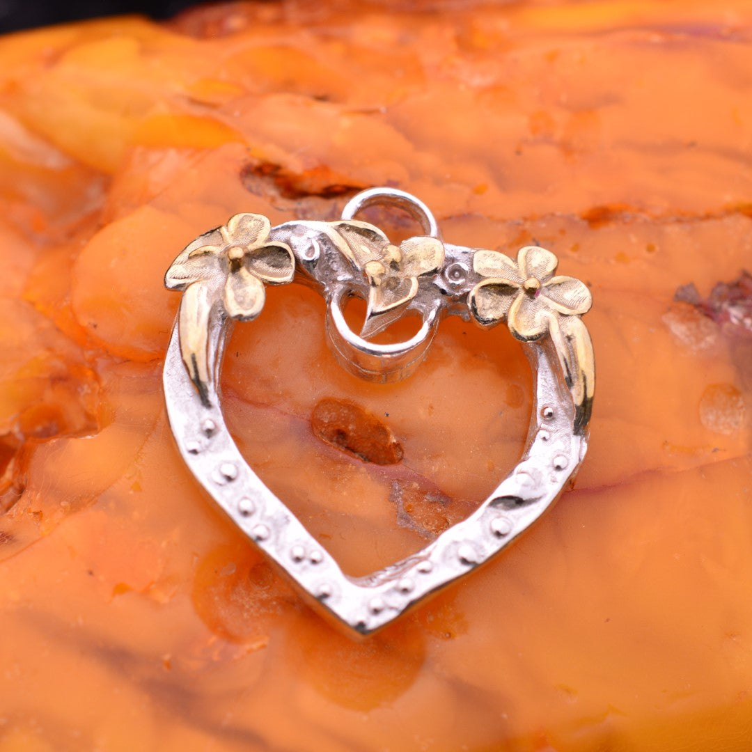 Сребърен медальон 925 „Отворено сърце“ със златни акценти | Бохо–рустик скулптурно бижу | Арт Дива