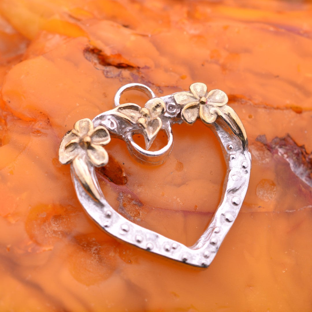 Сребърен медальон 925 „Отворено сърце“ със златни акценти | Бохо–рустик скулптурно бижу | Арт Дива