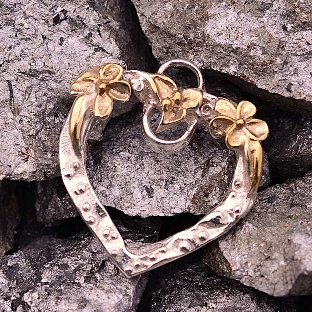 Сребърен медальон 925 „Отворено сърце“ със златни акценти | Бохо–рустик скулптурно бижу | Арт Дива
