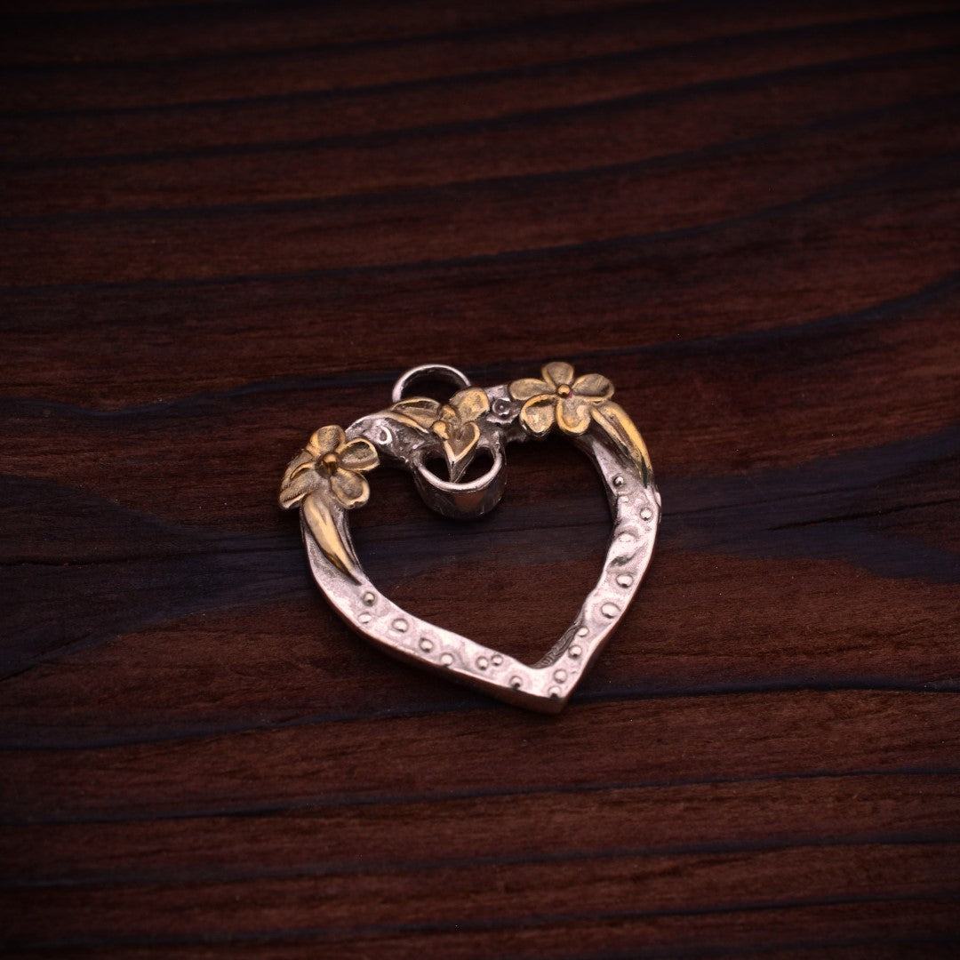 Сребърен медальон 925 „Отворено сърце“ със златни акценти | Бохо–рустик скулптурно бижу | Арт Дива