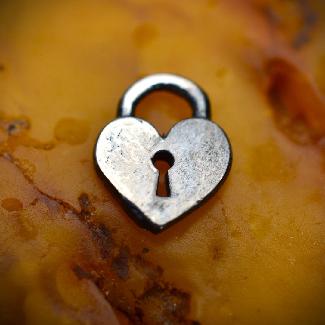 Сребърен медальон 925 „Сърце-катинар“ – талисман на любовта и защитата | Бохо – рустик – скулптурно бижу | Арт Дива