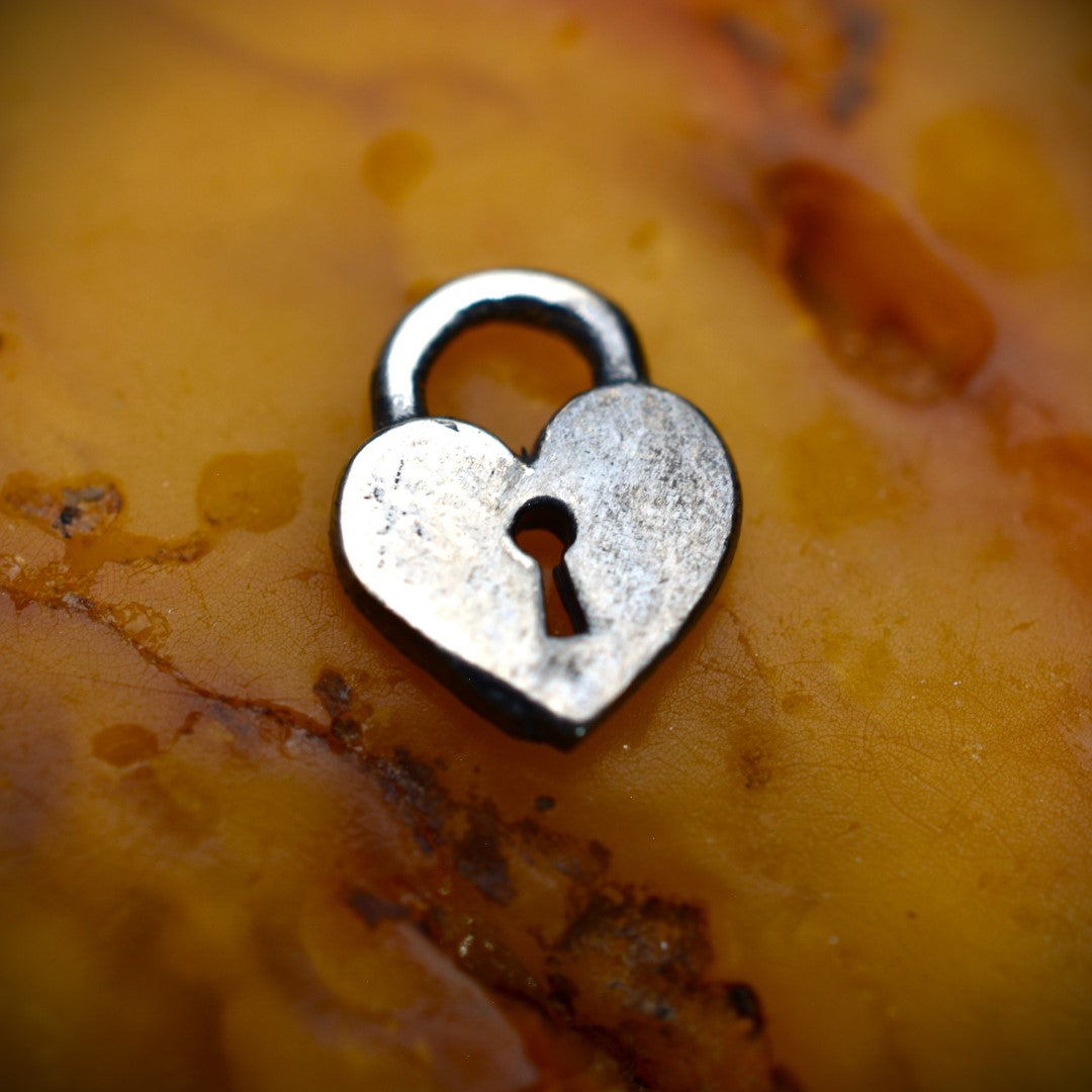 Сребърен медальон 925 „Сърце-катинар“ – талисман на любовта и защитата | Бохо – рустик – скулптурно бижу | Арт Дива