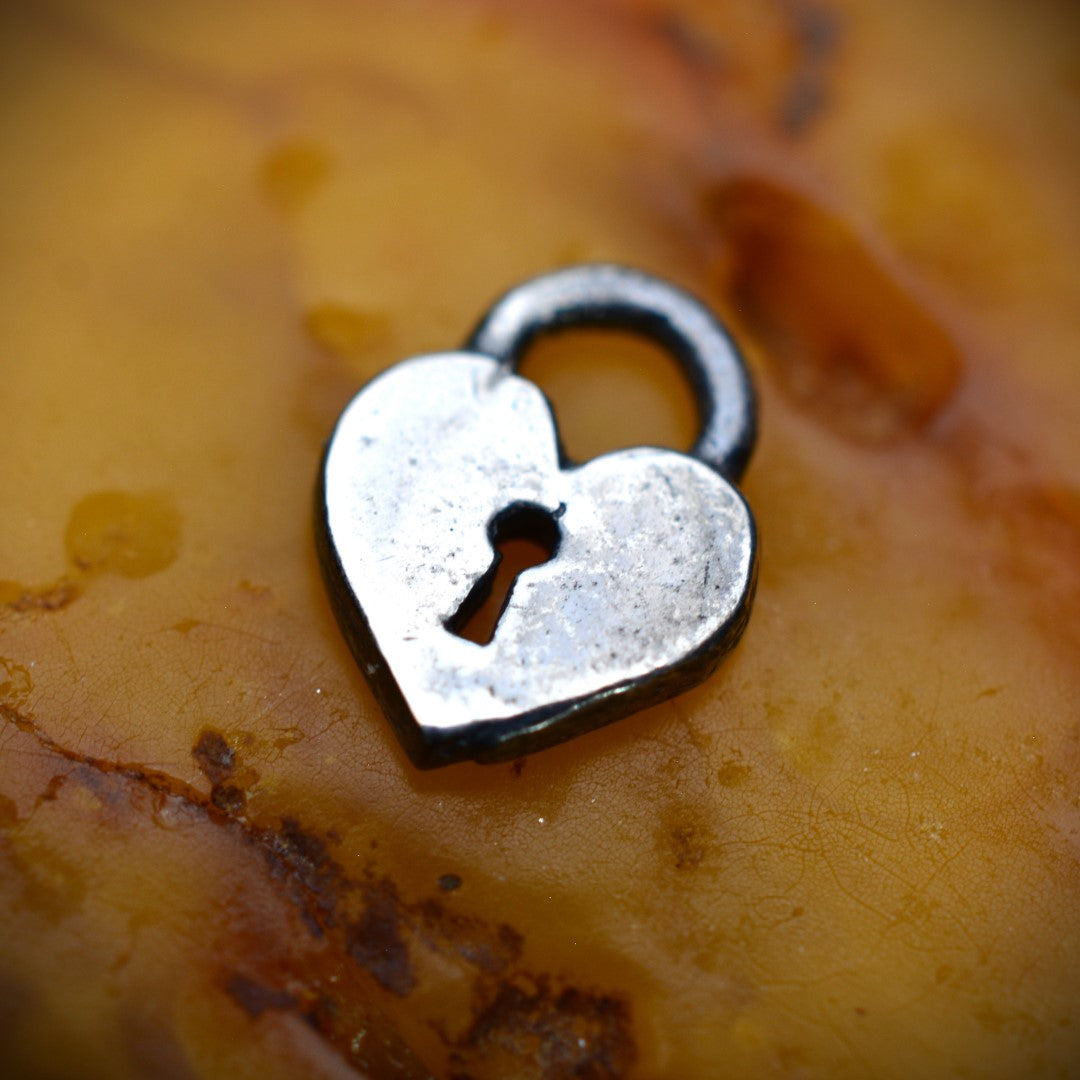 Сребърен медальон 925 „Сърце-катинар“ – талисман на любовта и защитата | Бохо – рустик – скулптурно бижу | Арт Дива