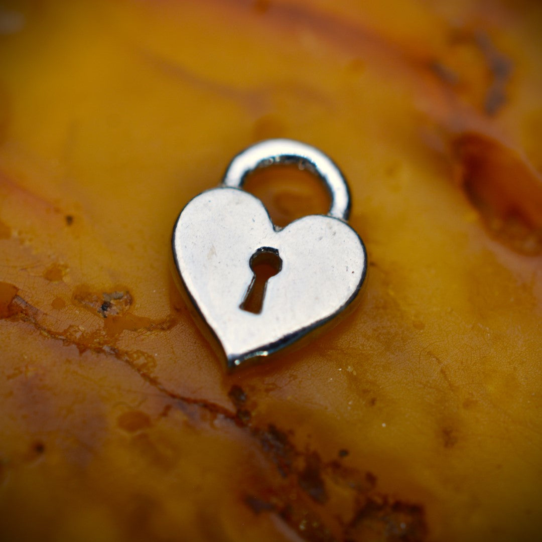 Сребърен медальон 925 „Сърце-катинар“ – талисман на любовта и защитата | Бохо – рустик – скулптурно бижу | Арт Дива