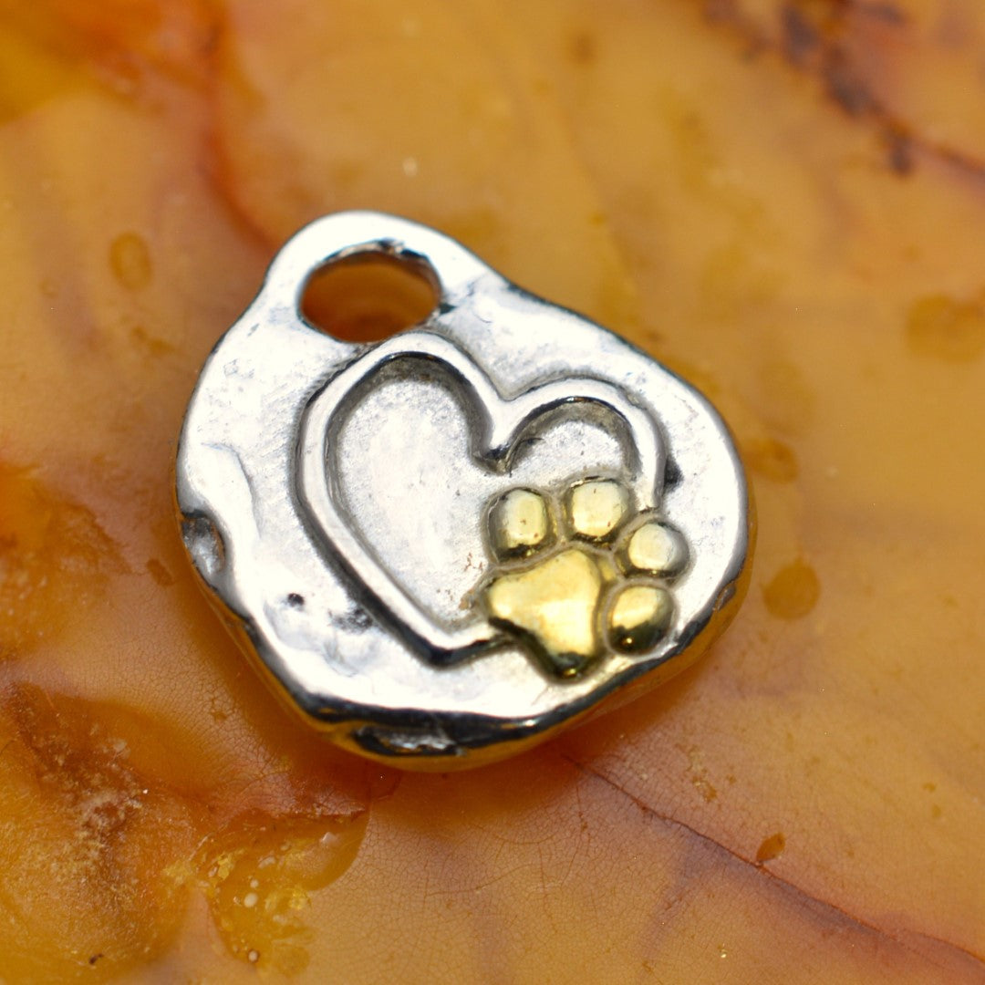 Сребърен медальон 925 „Лапичка в сърце“ – талисман за обич към животните със златни акценти | Бохо – Рустик – Скулптурно бижу | Арт Дива