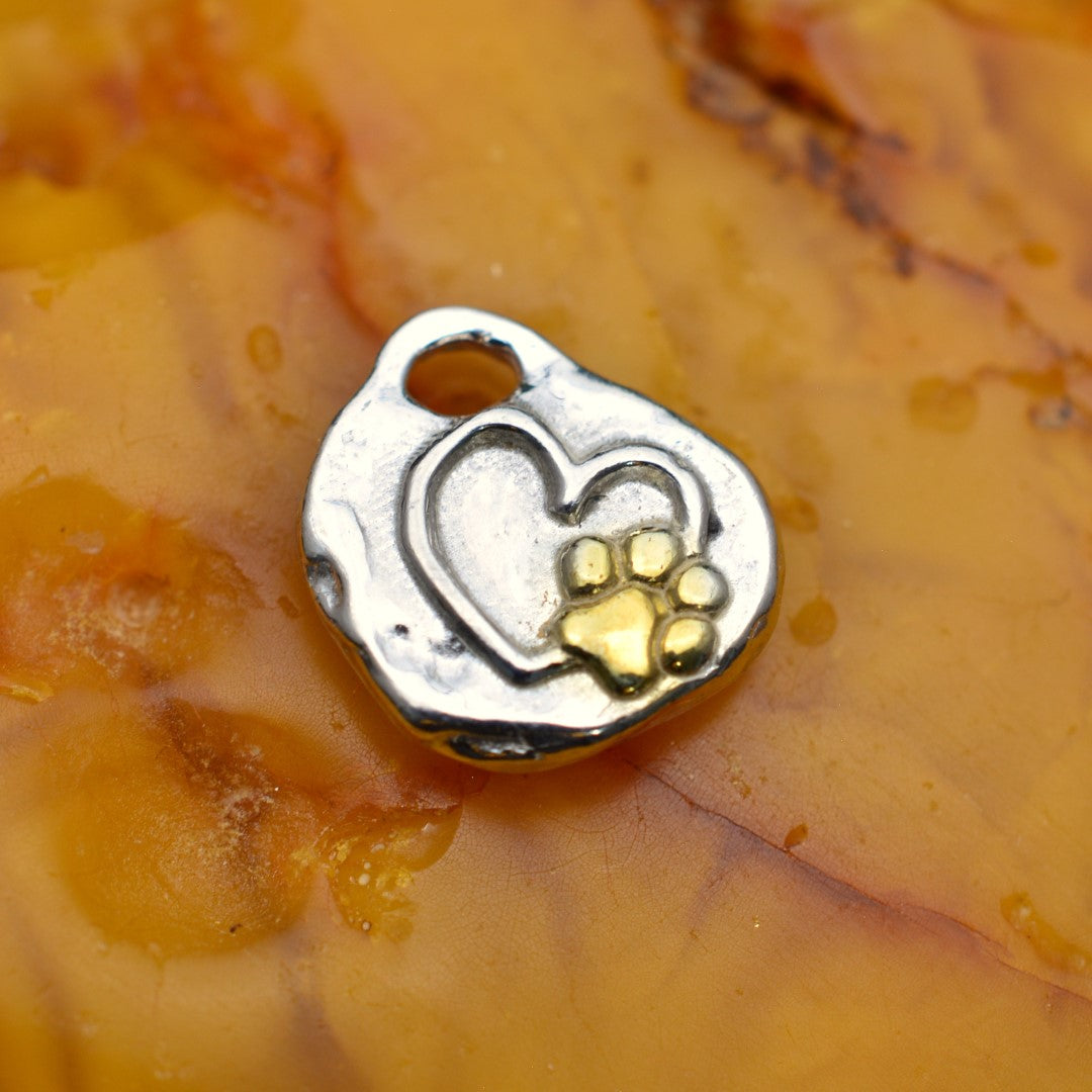 Сребърен медальон 925 „Лапичка в сърце“ – талисман за обич към животните със златни акценти | Бохо – Рустик – Скулптурно бижу | Арт Дива
