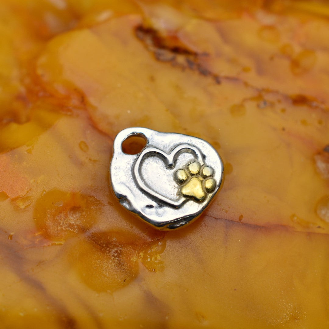 Сребърен медальон 925 „Лапичка в сърце“ – талисман за обич към животните със златни акценти | Бохо – Рустик – Скулптурно бижу | Арт Дива