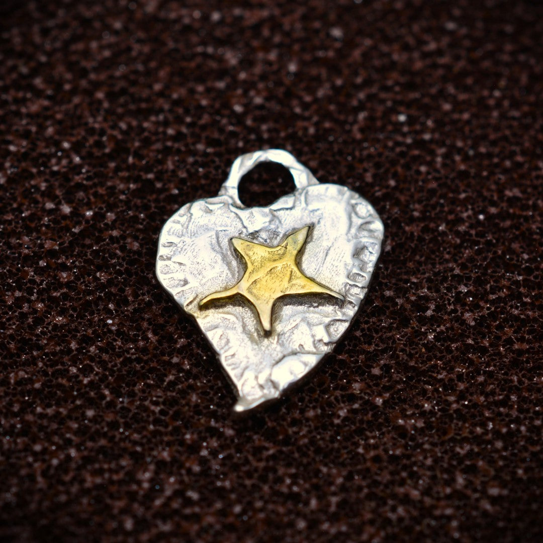 Сребърен медальон 925 „Сърце със звезда“ – талисман за вяра, надежда и обич | Бохо – рустик – скулптурно бижу | Арт Дива