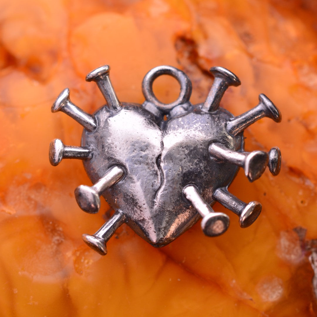 Сребърен медальон 925 „Сърце с пирони“ – символ на болка, сила и преживяна любов | Бохо – рустик – скулптурно бижу | Арт Дива