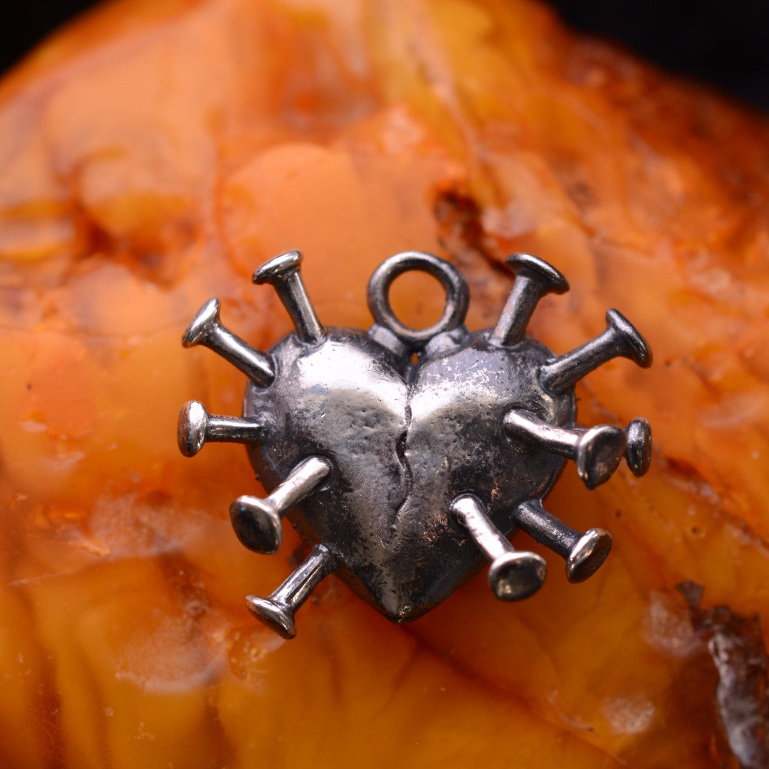 Сребърен медальон 925 „Сърце с пирони“ – символ на болка, сила и преживяна любов | Бохо – рустик – скулптурно бижу | Арт Дива