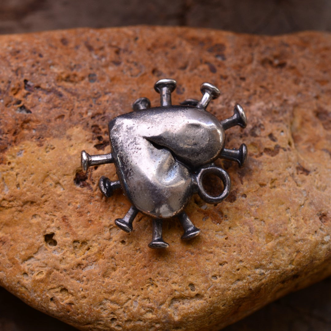 Сребърен медальон 925 „Сърце с пирони“ – символ на болка, сила и преживяна любов | Бохо – рустик – скулптурно бижу | Арт Дива