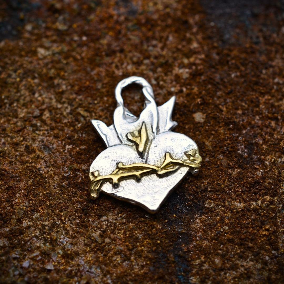 Сребърен медальон 925 „Светото Сърце“ – християнски талисман за вяра, надежда и закрила | Бохо – рустик – скулптурно бижу | Арт Дива