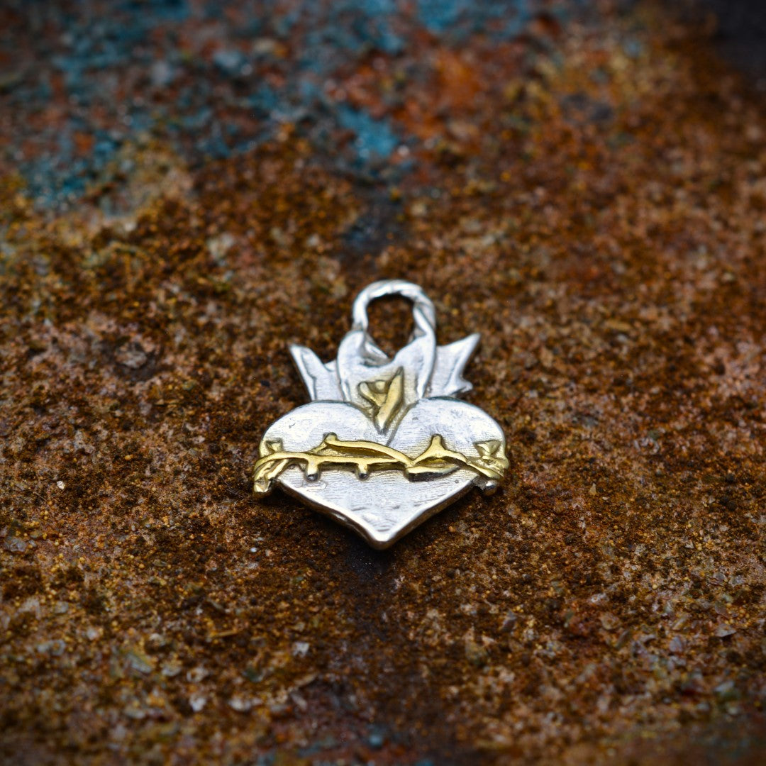 Сребърен медальон 925 „Светото Сърце“ – християнски талисман за вяра, надежда и закрила | Бохо – рустик – скулптурно бижу | Арт Дива