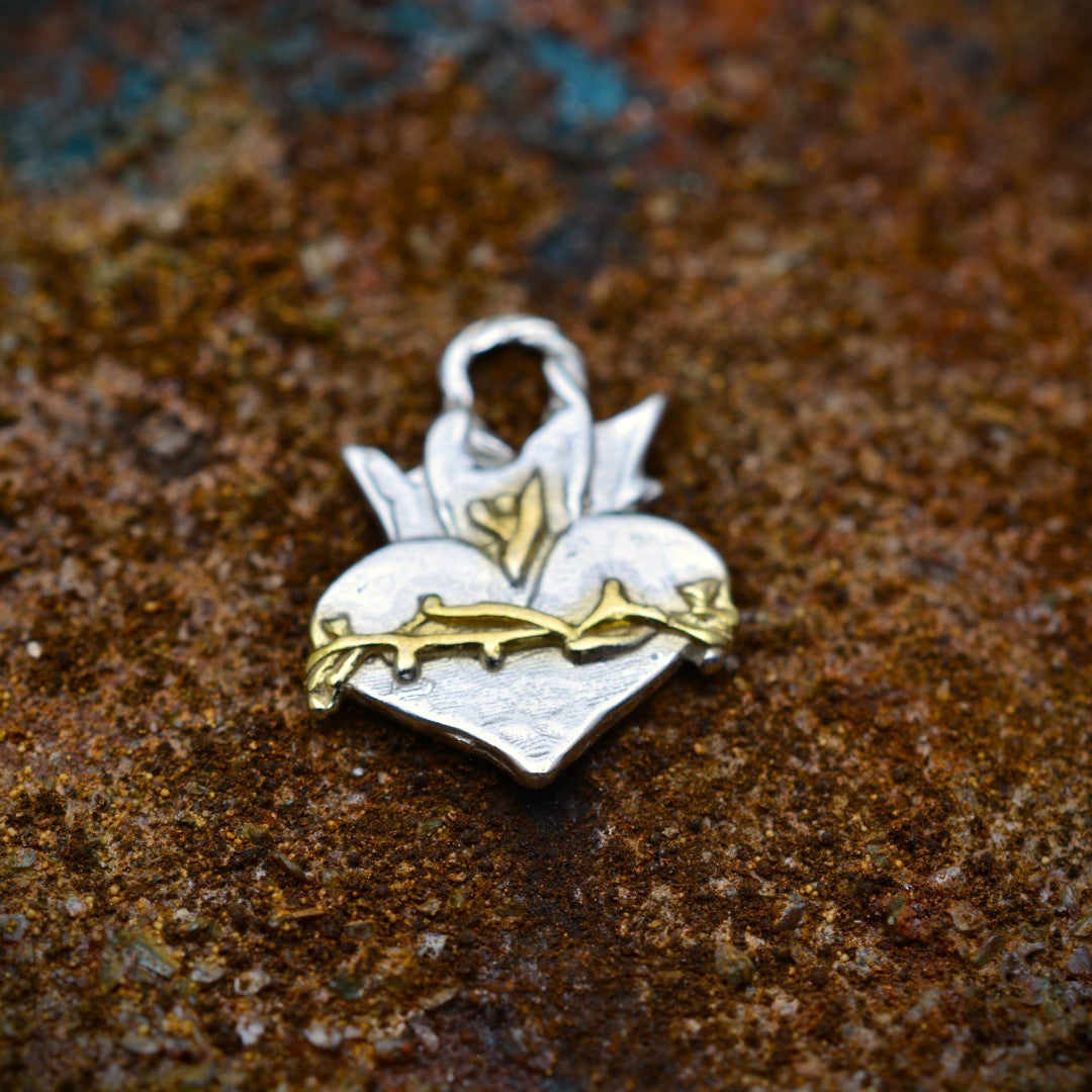 Сребърен медальон 925 „Светото Сърце“ – християнски талисман за вяра, надежда и закрила | Бохо – рустик – скулптурно бижу | Арт Дива