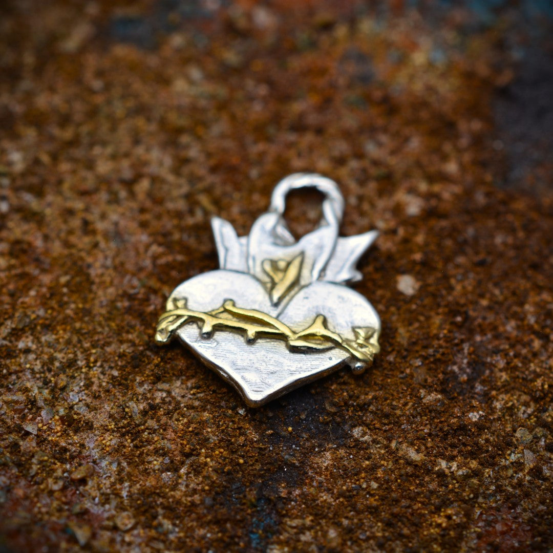 Сребърен медальон 925 „Светото Сърце“ – християнски талисман за вяра, надежда и закрила | Бохо – рустик – скулптурно бижу | Арт Дива