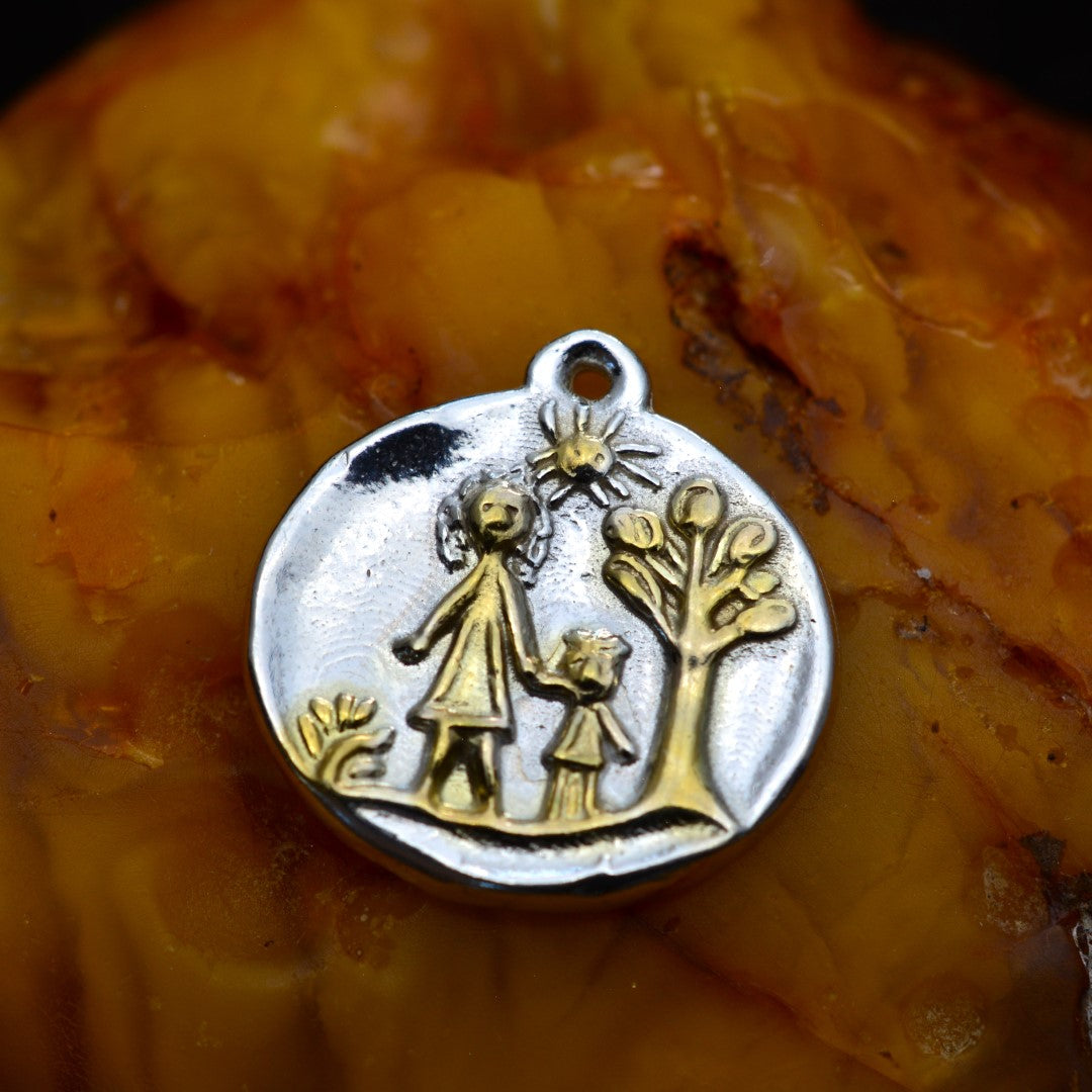 Сребърен медальон 925 „Майка и Дете“ – семейна обич и закрила | Бохо – рустик – скулптурно бижу | Арт Дива