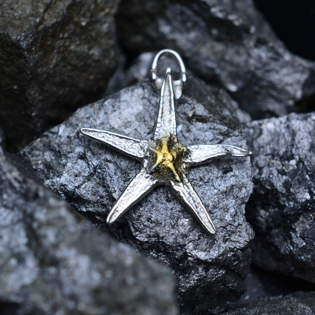 Сребърен медальон 925 „Морска звезда“ – талисман за късмет и спокойствие | Скулптурно бохо–рустик бижу със златни акценти | Арт Дива