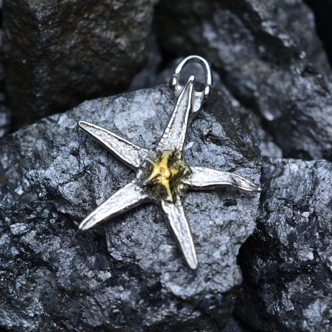 Сребърен медальон 925 „Морска звезда“ – талисман за късмет и спокойствие | Скулптурно бохо–рустик бижу със златни акценти | Арт Дива