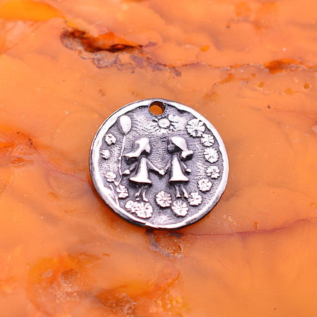 Сребърен медальон 925 „Сестрички“ | Символ на приятелство и обич | Бохо–рустик скулптурно бижу от Арт Дива