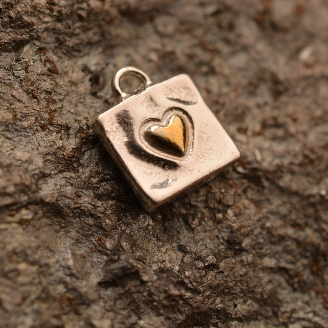 Сребърен медальон 925 „Сърце в квадрат“ със златни акценти | Бохо – Рустик – Скулптурно бижу | Арт Дива