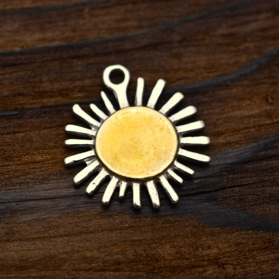 Сребърен медальон 925 „Слънчев лъч“ – талисман за топлина, светлина и надежда | Бохо – рустик – скулптурно бижу | Арт Дива