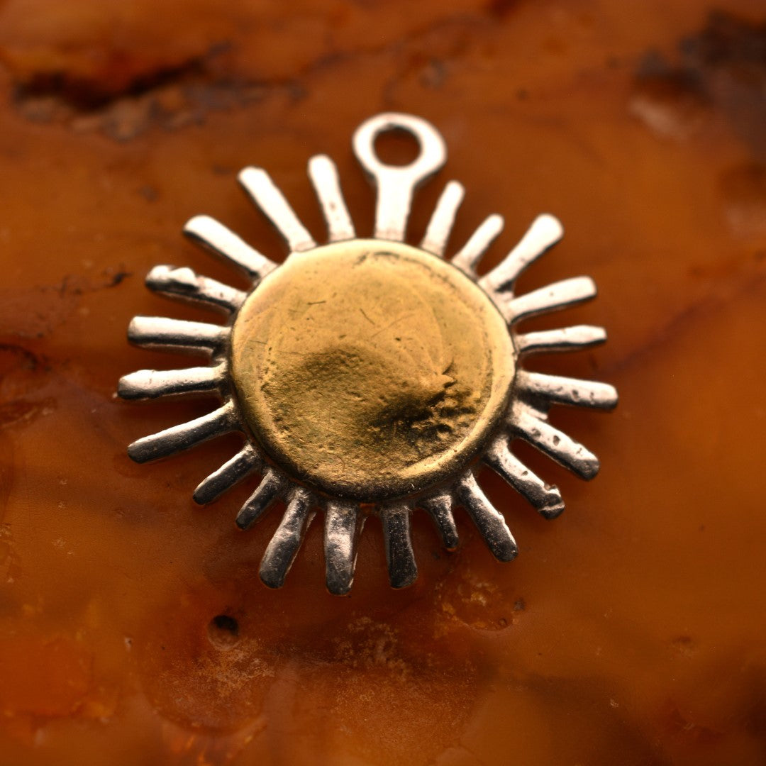 Сребърен медальон 925 „Слънчев лъч“ – талисман за топлина, светлина и надежда | Бохо – рустик – скулптурно бижу | Арт Дива