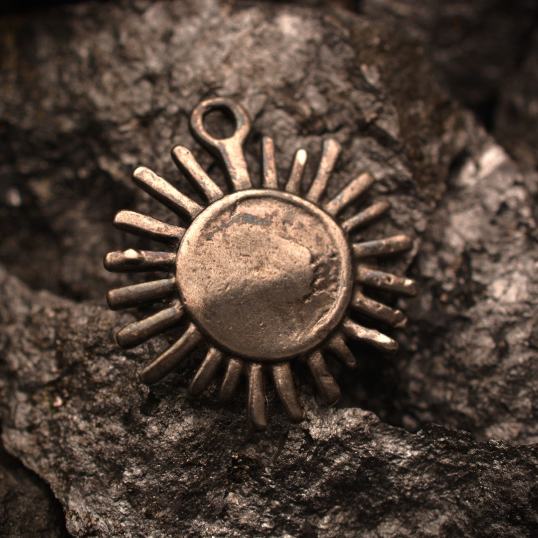 Сребърен медальон 925 „Слънчев лъч“ – талисман за топлина, светлина и надежда | Бохо – рустик – скулптурно бижу | Арт Дива