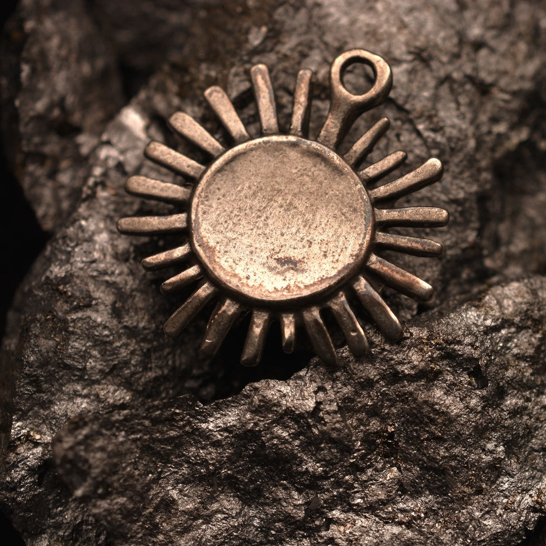 Сребърен медальон 925 „Слънчев лъч“ – талисман за топлина, светлина и надежда | Бохо – рустик – скулптурно бижу | Арт Дива