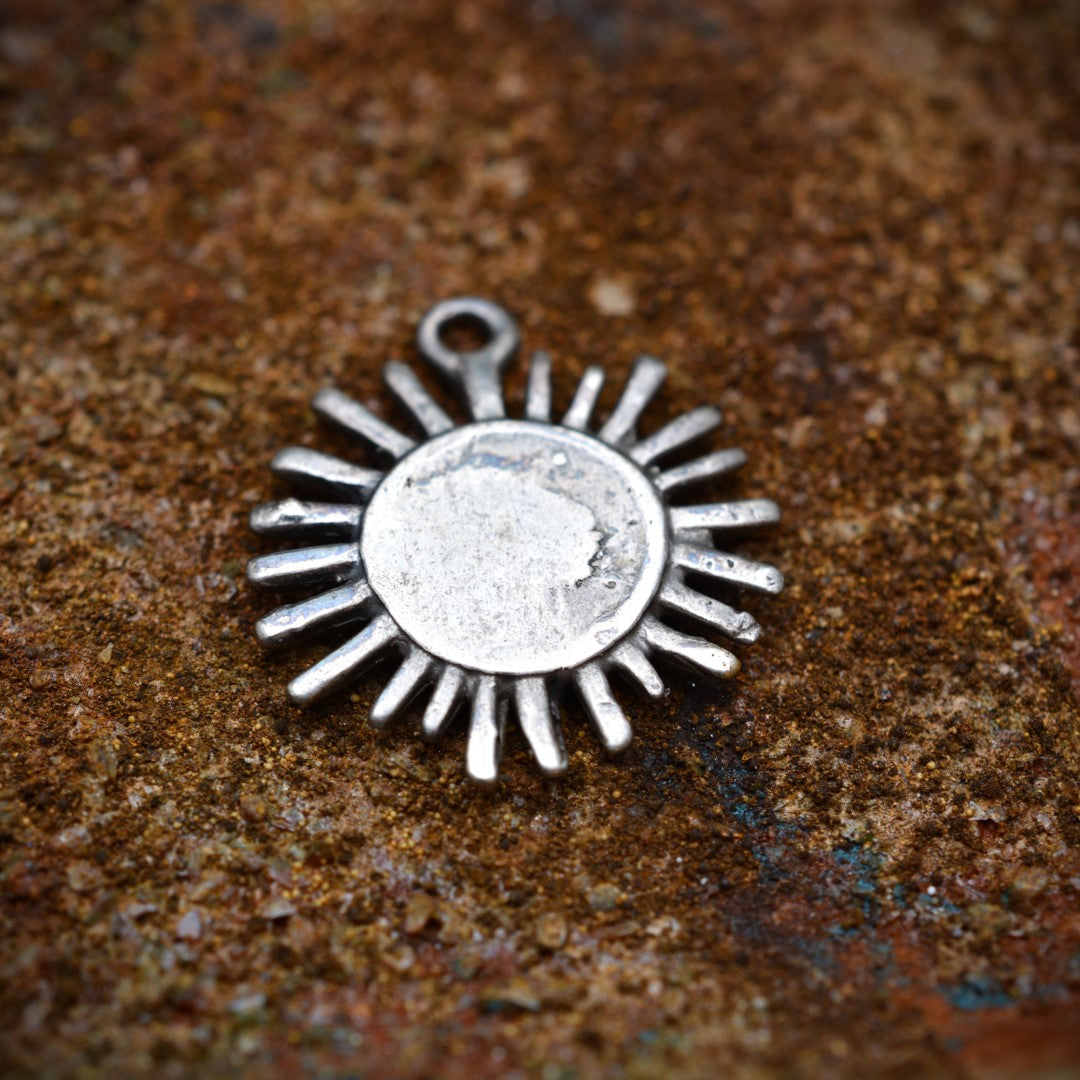 Сребърен медальон 925 „Слънчев лъч“ – талисман за топлина, светлина и надежда | Бохо – рустик – скулптурно бижу | Арт Дива