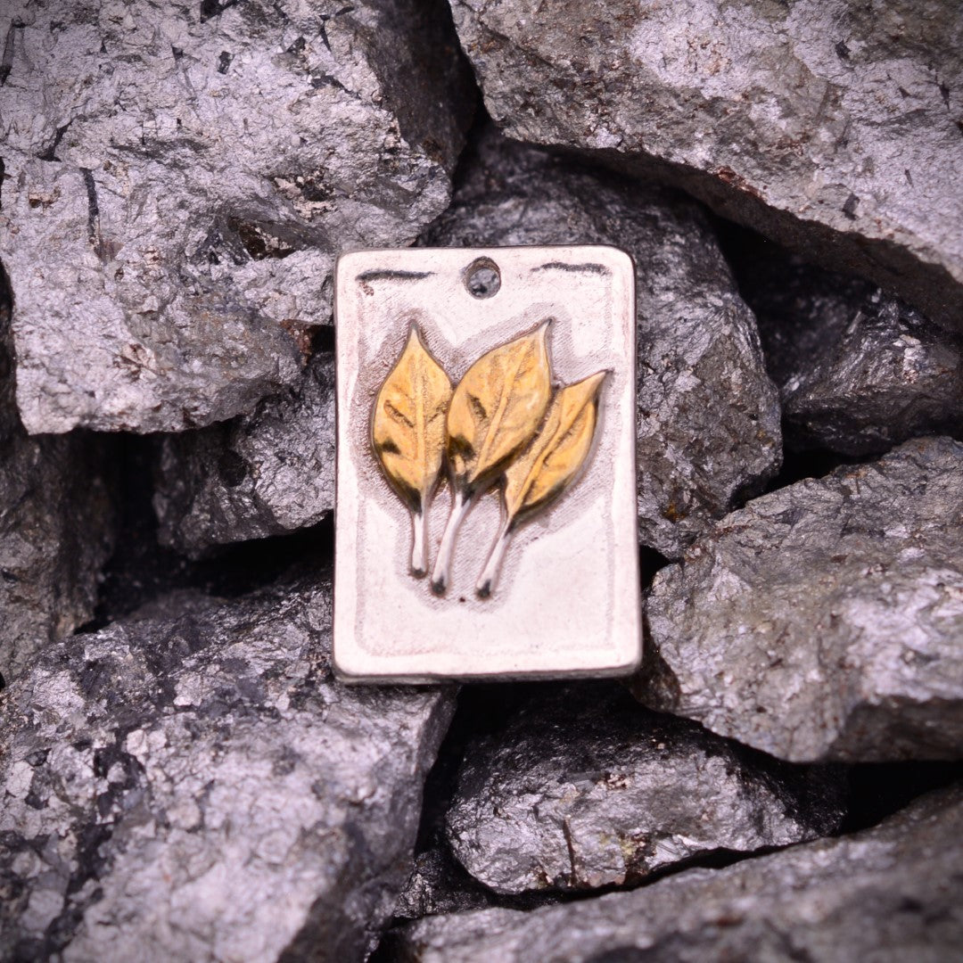 Сребърен медальон 925 „Три листа“ със златни акценти | Скулптурно бохо–рустик бижу | Арт Дива